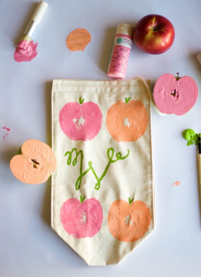 DIY apple print lunchbag