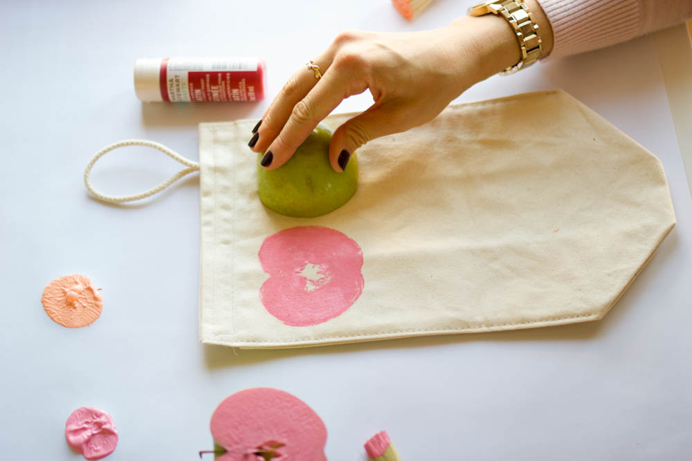 DIY apple print lunchbag